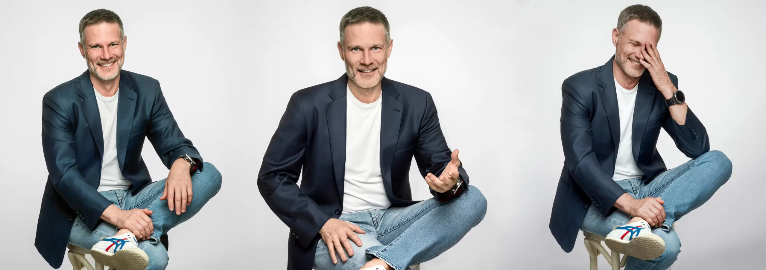 Piotr Urbanik – coach przywódców w trzech ujęciach portretowych, uśmiechnięty w granatowej marynarce na jasnym tle