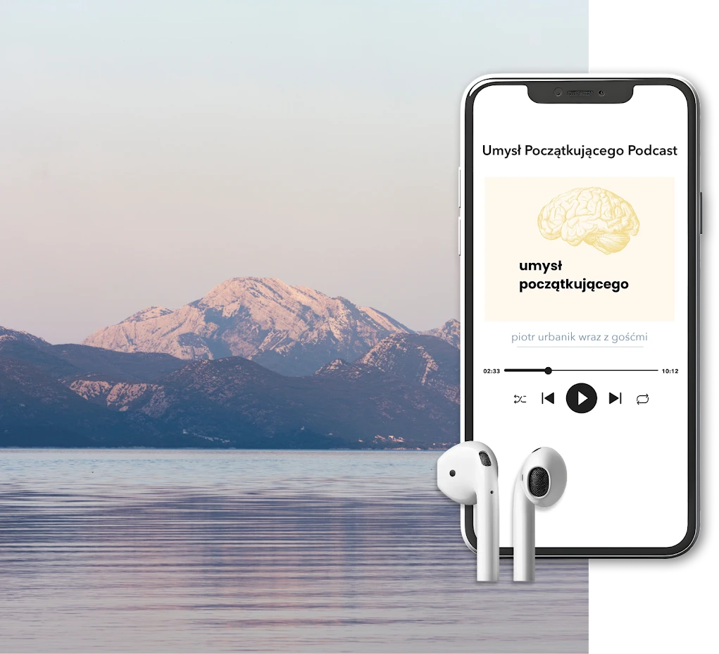 Telefon z odtwarzaczem podcastu Umysł Początkującego i słuchawki bezprzewodowe