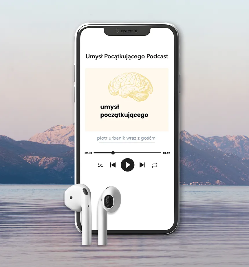 Telefon z odtwarzaczem podcastu Umysł Początkującego i słuchawki bezprzewodowe