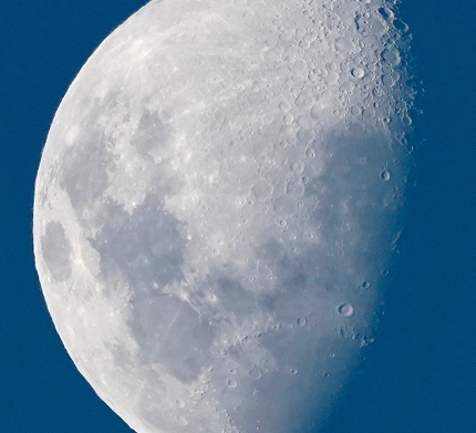 zdjęcie księżyca ze średnim zbliżeniem z lekką widocznością kraterów