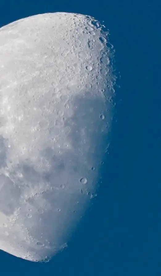 zdjęcie przedstawiające księżyc przybliżony tak że widać kratery i nie całą tarczę księżyca