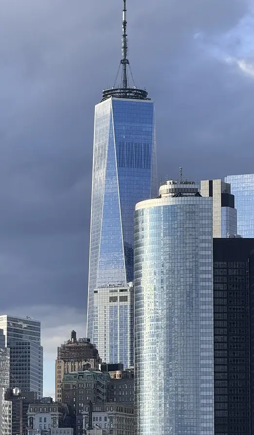 zdjęcie przedstawiające bardzo wysoki wierzowiec w nowym budownictwie szklany