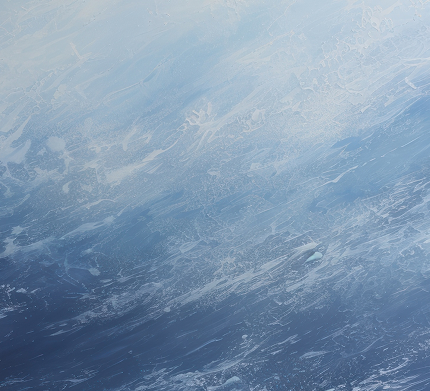 zdjęcie ze sporym zbliżeniem na wodę w oceanie